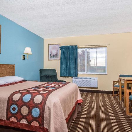 Hotel Super 8 By Wyndham Osseo Wi Extérieur photo