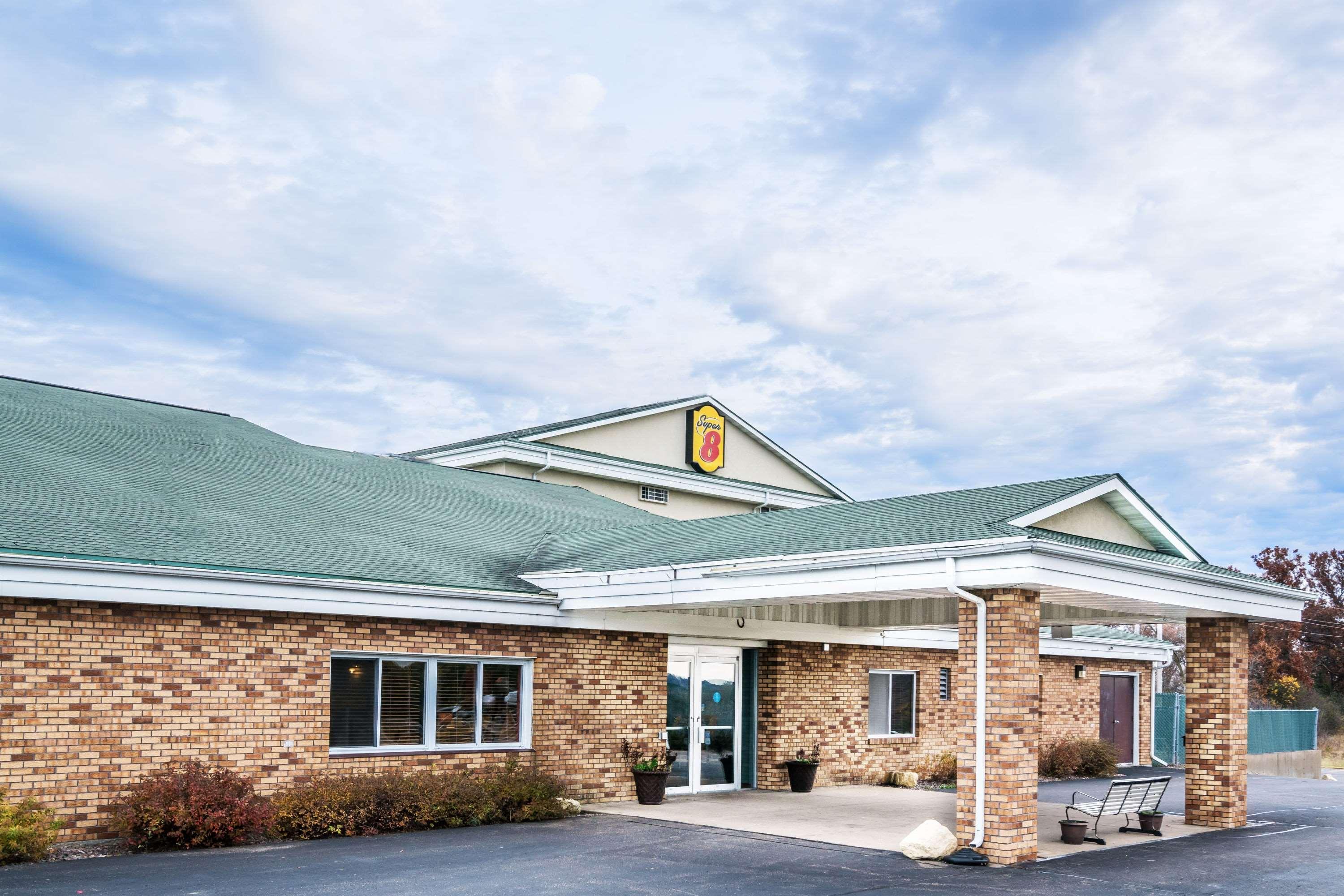 Hotel Super 8 By Wyndham Osseo Wi Extérieur photo